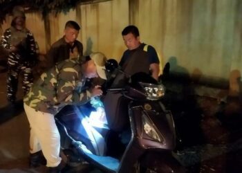 9 injured in crossfire , four  abducted in Manipur